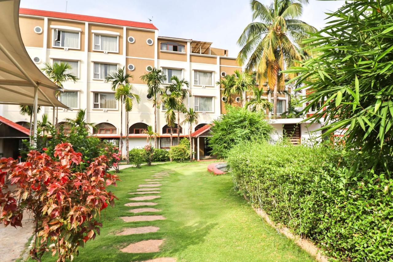 Palette - Holiday Palms Hotel บังกาลอร์ ภายนอก รูปภาพ
